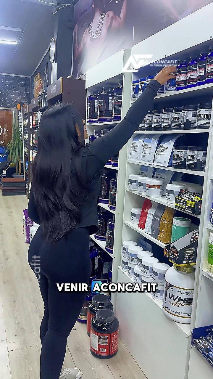 Interior de la tienda AconcaFit con estanterías de suplementos